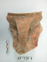 藏品(赤褐色夾砂帶把陶口緣殘件)的圖片
